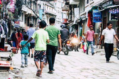 Katmandu Nepal 24 Ağustos 2018 Durbar sokakta Naghal District Kathmandu sabah yürüyüş bilinmeyenli insan görünümü