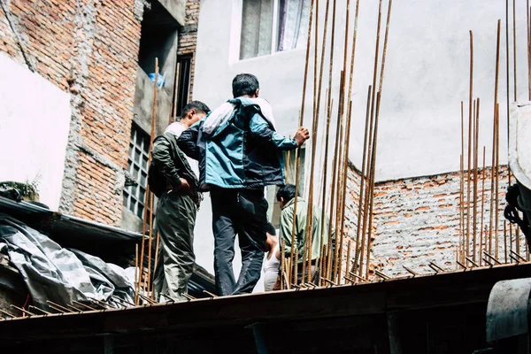 Katmandu Nepal 24 Ağustos 2018 bilinmeyenli Nepalce işçi sabah Katmandu Durbar sokakta yeni bir ev inşa görünümünü