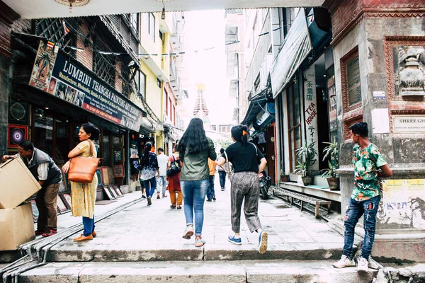 Katmandu Nepal 24 Ağustos 2018 Durbar sokakta Naghal District Kathmandu sabah yürüyüş bilinmeyenli insan görünümü