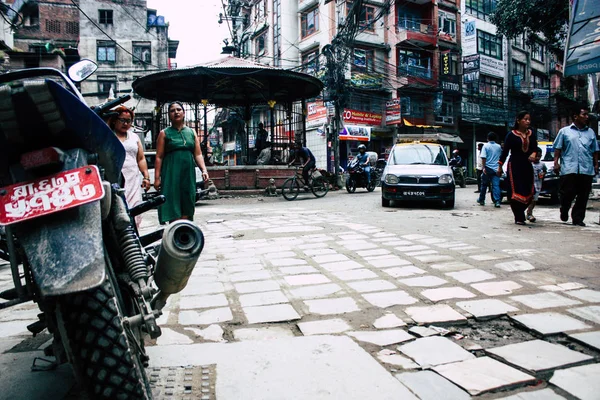 加德满都尼泊尔2018年8月24日上午在加德满都 Naghal 区杜巴街步行的未知人群的看法 — 图库照片
