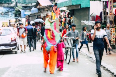 Katmandu Nepal 24 Ağustos 2018 Durbar sokakta Naghal District Kathmandu sabah yürüyüş bilinmeyenli insan görünümü