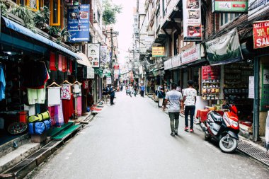 Katmandu Nepal 24 Ağustos 2018 Katmandu Thamel sokakta akşamları bilinmeyenli Nepalce insanlar görünümünü