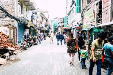 Katmandu Nepal 24 Ağustos 2018 Katmandu Thamel sokakta akşamları bilinmeyenli Nepalce insanlar görünümünü