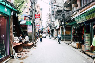 Katmandu Nepal 24 Ağustos 2018 Katmandu Thamel sokakta akşamları bilinmeyenli Nepalce insanlar görünümünü