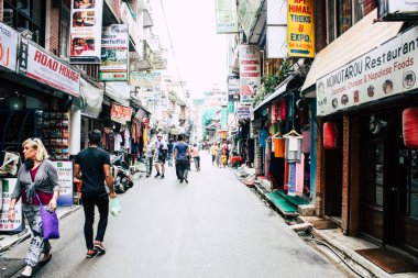 Katmandu Nepal 24 Ağustos 2018 Katmandu Thamel sokakta akşamları bilinmeyenli Nepalce insanlar görünümünü