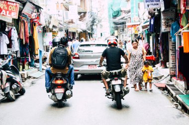 Katmandu Nepal 24 Ağustos 2018 Katmandu Thamel sokakta akşamları bilinmeyenli Nepalce insanlar görünümünü