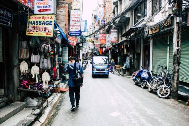 Katmandu Nepal 24 Ağustos 2018 Katmandu Thamel sokakta akşamları bilinmeyenli Nepalce insanlar görünümünü