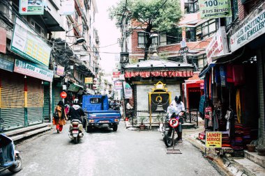 Katmandu Nepal 24 Ağustos 2018 Katmandu Thamel sokakta akşamları bilinmeyenli Nepalce insanlar görünümünü