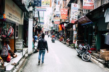 Katmandu Nepal 24 Ağustos 2018 Katmandu Thamel sokakta akşamları bilinmeyenli Nepalce insanlar görünümünü