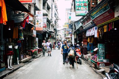 Katmandu Nepal 24 Ağustos 2018 Katmandu Thamel sokakta akşamları bilinmeyenli Nepalce insanlar görünümünü