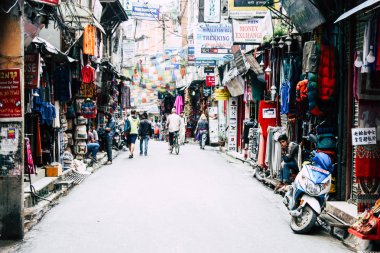 Katmandu Nepal 24 Ağustos 2018 Katmandu Thamel sokakta akşamları bilinmeyenli Nepalce insanlar görünümünü