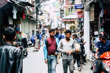 Katmandu Nepal 24 Ağustos 2018 Katmandu Thamel sokakta akşamları bilinmeyenli Nepalce insanlar görünümünü