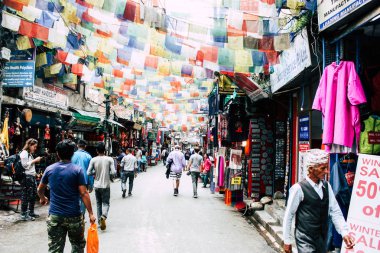 Katmandu Nepal 24 Ağustos 2018 Katmandu Thamel sokakta akşamları bilinmeyenli Nepalce insanlar görünümünü