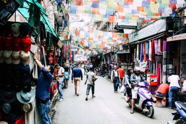 Katmandu Nepal 24 Ağustos 2018 Katmandu Thamel sokakta akşamları bilinmeyenli Nepalce insanlar görünümünü