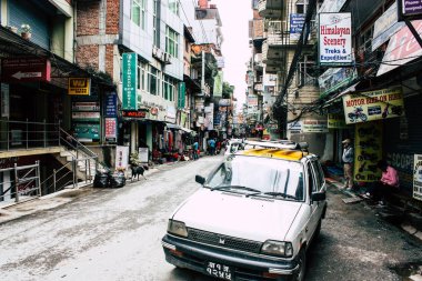 Katmandu Nepal 24 Ağustos 2018 Katmandu Thamel sokakta akşamları bilinmeyenli Nepalce insanlar görünümünü