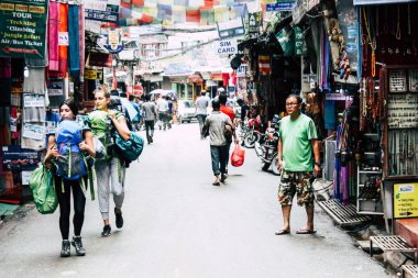 Katmandu Nepal 24 Ağustos 2018 Katmandu Thamel sokakta akşamları bilinmeyenli Nepalce insanlar görünümünü