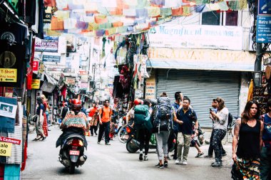 Katmandu Nepal 24 Ağustos 2018 Katmandu Thamel sokakta akşamları bilinmeyenli Nepalce insanlar görünümünü