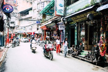 Katmandu Nepal 24 Ağustos 2018 Katmandu Thamel sokakta akşamları bilinmeyenli Nepalce insanlar görünümünü