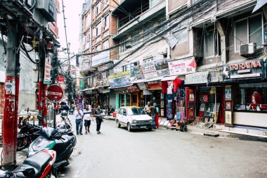 Katmandu Nepal 24 Ağustos 2018 Katmandu Thamel sokakta akşamları bilinmeyenli Nepalce insanlar görünümünü