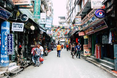 Katmandu Nepal 24 Ağustos 2018 Katmandu Thamel sokakta akşamları bilinmeyenli Nepalce insanlar görünümünü
