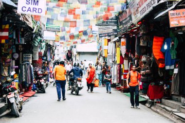 Katmandu Nepal 24 Ağustos 2018 Katmandu Thamel sokakta akşamları bilinmeyenli Nepalce insanlar görünümünü