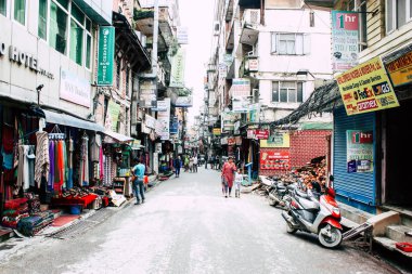 Katmandu Nepal 24 Ağustos 2018 Katmandu Thamel sokakta akşamları bilinmeyenli Nepalce insanlar görünümünü