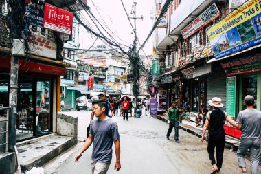 Katmandu Nepal 24 Ağustos 2018 Katmandu Thamel sokakta akşamları bilinmeyenli Nepalce insanlar görünümünü