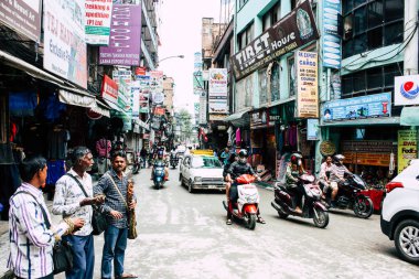 Katmandu Nepal 24 Ağustos 2018 Katmandu Thamel sokakta akşamları bilinmeyenli Nepalce insanlar görünümünü