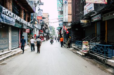 Katmandu Nepal 24 Ağustos 2018 Katmandu Thamel sokakta akşamları bilinmeyenli Nepalce insanlar görünümünü