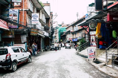 Katmandu Nepal 24 Ağustos 2018 Katmandu Thamel sokakta akşamları bilinmeyenli Nepalce insanlar görünümünü