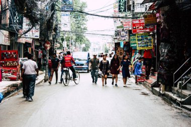 Katmandu Nepal 24 Ağustos 2018 Katmandu Thamel sokakta akşamları bilinmeyenli Nepalce insanlar görünümünü