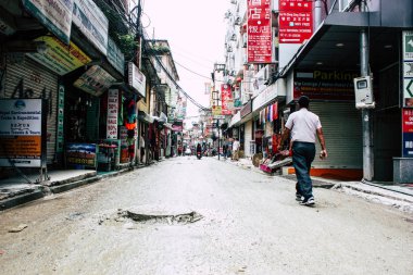 Katmandu Nepal 24 Ağustos 2018 Katmandu Thamel sokakta akşamları bilinmeyenli Nepalce insanlar görünümünü