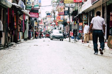 Katmandu Nepal 24 Ağustos 2018 Katmandu Thamel sokakta akşamları bilinmeyenli Nepalce insanlar görünümünü