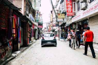Katmandu Nepal 24 Ağustos 2018 Katmandu Thamel sokakta akşamları bilinmeyenli Nepalce insanlar görünümünü