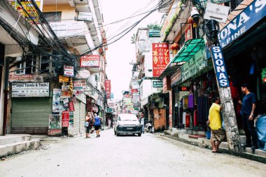 Katmandu Nepal 24 Ağustos 2018 Katmandu Thamel sokakta akşamları bilinmeyenli Nepalce insanlar görünümünü