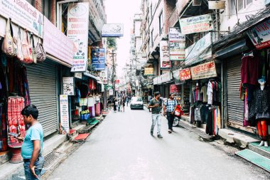 Katmandu Nepal 24 Ağustos 2018 Katmandu Thamel sokakta akşamları bilinmeyenli Nepalce insanlar görünümünü