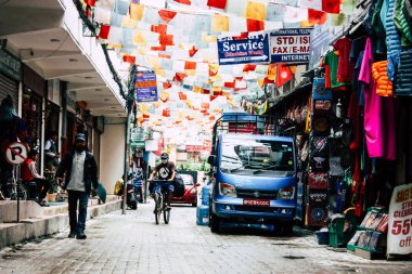 Katmandu Nepal 24 Ağustos 2018 Katmandu Thamel sokakta akşamları bilinmeyenli Nepalce insanlar görünümünü