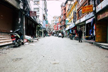 Katmandu Nepal 24 Ağustos 2018 Katmandu Thamel sokakta akşamları bilinmeyenli Nepalce insanlar görünümünü