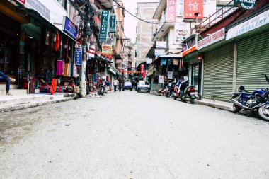 Katmandu Nepal 24 Ağustos 2018 Katmandu Thamel sokakta akşamları bilinmeyenli Nepalce insanlar görünümünü