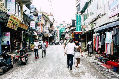 Katmandu Nepal 24 Ağustos 2018 Katmandu Thamel sokakta akşamları bilinmeyenli Nepalce insanlar görünümünü