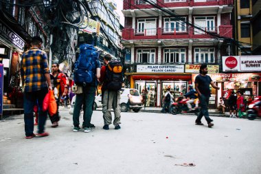 Katmandu Nepal 24 Ağustos 2018 Katmandu Thamel sokakta akşamları bilinmeyenli Nepalce insanlar görünümünü