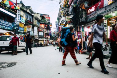 Katmandu Nepal 24 Ağustos 2018 Katmandu Thamel sokakta akşamları bilinmeyenli Nepalce insanlar görünümünü