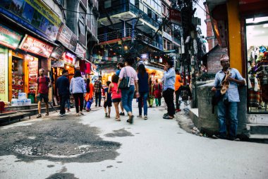 Katmandu Nepal 24 Ağustos 2018 Katmandu Thamel sokakta akşamları bilinmeyenli Nepalce insanlar görünümünü