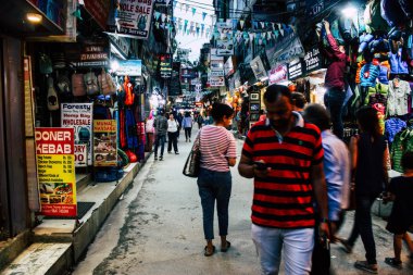 Katmandu Nepal 24 Ağustos 2018 Katmandu Thamel sokakta akşamları bilinmeyenli Nepalce insanlar görünümünü