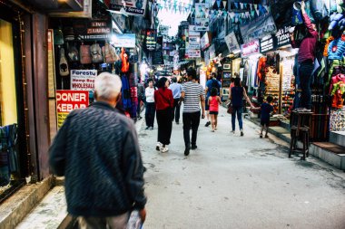 Katmandu Nepal 24 Ağustos 2018 Katmandu Thamel sokakta akşamları bilinmeyenli Nepalce insanlar görünümünü