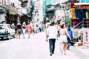 Katmandu Nepal 24 Ağustos 2018 Katmandu Thamel sokakta akşamları bilinmeyenli Nepalce insanlar görünümünü