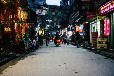 Katmandu Nepal 24 Ağustos 2018 Katmandu Thamel sokakta akşamları bilinmeyenli Nepalce insanlar görünümünü