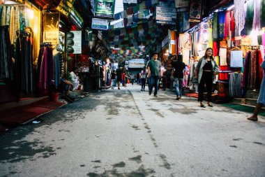 Katmandu Nepal 24 Ağustos 2018 Katmandu Thamel sokakta akşamları bilinmeyenli Nepalce insanlar görünümünü