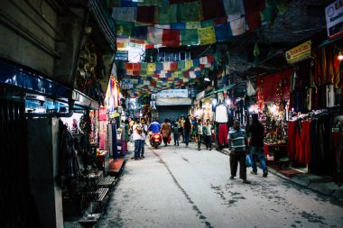 Katmandu Nepal 24 Ağustos 2018 Katmandu Thamel sokakta akşamları bilinmeyenli Nepalce insanlar görünümünü