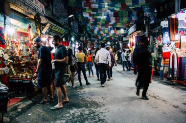Katmandu Nepal 24 Ağustos 2018 Katmandu Thamel sokakta akşamları bilinmeyenli Nepalce insanlar görünümünü